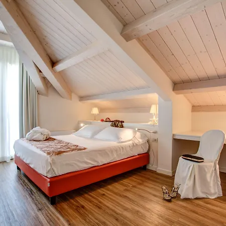 מלון Rimini Suite Hotel 4*